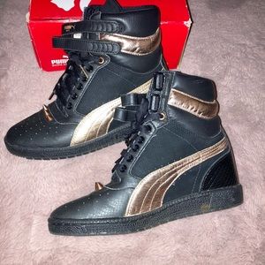 Sz 10, Women’s Puma black and gold wedge sneaker with 3 decorative front spikes